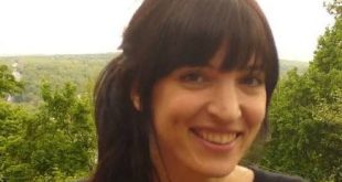 Tarihçi ve yazar Claudia Verhoeven, modern dünyanın siyasi şiddetle kurduğu ilişkiyi, devrimci hareketlerin ortaya çıkışını ve terörizmin tarihsel gelişimini araştıran akademisyenlerden biridir. Çalışmalarında geçmişte yaşanan olayları yalnızca siyasi sonuçları üzerinden değerlendirmek yerine, bu olayları hazırlayan düşünsel ortamı, toplumsal çatışmaları ve kültürel değişimleri de ele alır. Böylece belirli bir döneme ait olaylardan yola çıkarak modern toplumların siyasi ve kültürel dönüşümünü anlamaya çalışır.