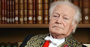 Fransız edebiyatında tarihsel olayları sürükleyici hikâyelere dönüştürme becerisiyle öne çıkan Maurice Druon, romancılığının yanı sıra siyasetçi, kültür yöneticisi ve Fransız Akademisi üyesi olarak da tanınan önemli bir isimdir. Özellikle Orta Çağ Fransa'sını konu alan Lanetli Krallar (Les Rois maudits) adlı roman dizisiyle geniş bir okur kitlesine ulaşan yazar, tarihsel gerçekleri insan ilişkileri, iktidar mücadeleleri ve kişisel hırslarla bir araya getirmiştir.