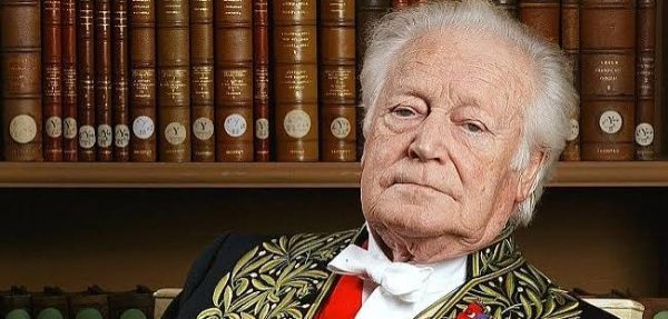 Fransız edebiyatında tarihsel olayları sürükleyici hikâyelere dönüştürme becerisiyle öne çıkan Maurice Druon, romancılığının yanı sıra siyasetçi, kültür yöneticisi ve Fransız Akademisi üyesi olarak da tanınan önemli bir isimdir. Özellikle Orta Çağ Fransa'sını konu alan Lanetli Krallar (Les Rois maudits) adlı roman dizisiyle geniş bir okur kitlesine ulaşan yazar, tarihsel gerçekleri insan ilişkileri, iktidar mücadeleleri ve kişisel hırslarla bir araya getirmiştir.