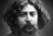 Alphonse Daudet, 19. yüzyıl Fransız edebiyatının kendine özgü anlatım diliyle öne çıkan romancı ve öykü yazarlarından biridir. İnsanların gündelik yaşamlarını, toplumsal ilişkilerini, kişisel hayal kırıklıklarını ve yaşadıkları çevrenin kültürel özelliklerini eserlerine taşıyan Daudet, gerçekçi gözlemlerini mizah ve duygusal derinlikle birleştirmiştir. Özellikle Fransa'nın güneyindeki Provence bölgesini anlatan metinleriyle tanınan yazar, yerel yaşamı evrensel insan deneyimleriyle buluşturmayı başarmıştır.