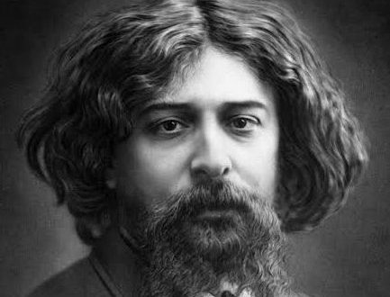 Alphonse Daudet, 19. yüzyıl Fransız edebiyatının kendine özgü anlatım diliyle öne çıkan romancı ve öykü yazarlarından biridir. İnsanların gündelik yaşamlarını, toplumsal ilişkilerini, kişisel hayal kırıklıklarını ve yaşadıkları çevrenin kültürel özelliklerini eserlerine taşıyan Daudet, gerçekçi gözlemlerini mizah ve duygusal derinlikle birleştirmiştir. Özellikle Fransa'nın güneyindeki Provence bölgesini anlatan metinleriyle tanınan yazar, yerel yaşamı evrensel insan deneyimleriyle buluşturmayı başarmıştır.