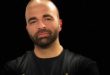 Amerikalı oyuncu Chris Romano, özellikle üniversite futbolu temalı komedi dizisi Blue Mountain State ile geniş bir izleyici kitlesinin tanıdığı isimlerden biridir. Dizide canlandırdığı Sammy Cacciatore karakteri, Romano’nun oyunculuk kariyerinin en bilinen rolü olurken sanatçının çalışmaları yalnızca oyunculukla sınırlı kalmaz. Romano aynı zamanda senarist, yapımcı ve yaratıcı olarak televizyon dünyasında çeşitli projelerde görev almıştır.