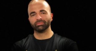 Amerikalı oyuncu Chris Romano, özellikle üniversite futbolu temalı komedi dizisi Blue Mountain State ile geniş bir izleyici kitlesinin tanıdığı isimlerden biridir. Dizide canlandırdığı Sammy Cacciatore karakteri, Romano’nun oyunculuk kariyerinin en bilinen rolü olurken sanatçının çalışmaları yalnızca oyunculukla sınırlı kalmaz. Romano aynı zamanda senarist, yapımcı ve yaratıcı olarak televizyon dünyasında çeşitli projelerde görev almıştır.