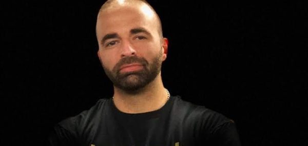Amerikalı oyuncu Chris Romano, özellikle üniversite futbolu temalı komedi dizisi Blue Mountain State ile geniş bir izleyici kitlesinin tanıdığı isimlerden biridir. Dizide canlandırdığı Sammy Cacciatore karakteri, Romano’nun oyunculuk kariyerinin en bilinen rolü olurken sanatçının çalışmaları yalnızca oyunculukla sınırlı kalmaz. Romano aynı zamanda senarist, yapımcı ve yaratıcı olarak televizyon dünyasında çeşitli projelerde görev almıştır.