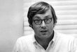 Peter Benchley, gerilim ve macera edebiyatının tanınmış Amerikalı yazarlarından biridir. Denizlerin bilinmeyen dünyasını, insanın doğa karşısındaki savunmasızlığını ve korkunun toplum üzerindeki etkilerini eserlerine taşıyan Benchley, özellikle Jaws romanıyla uluslararası üne kavuşmuştur. 1974 yılında yayımlanan bu kitap, yalnızca çok satan bir roman olmakla kalmamış, 1975 yılında Steven Spielberg tarafından sinemaya uyarlanmasıyla popüler kültürün kalıcı eserlerinden biri hâline gelmiştir.