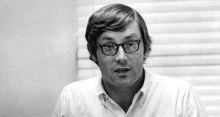 Peter Benchley, gerilim ve macera edebiyatının tanınmış Amerikalı yazarlarından biridir. Denizlerin bilinmeyen dünyasını, insanın doğa karşısındaki savunmasızlığını ve korkunun toplum üzerindeki etkilerini eserlerine taşıyan Benchley, özellikle Jaws romanıyla uluslararası üne kavuşmuştur. 1974 yılında yayımlanan bu kitap, yalnızca çok satan bir roman olmakla kalmamış, 1975 yılında Steven Spielberg tarafından sinemaya uyarlanmasıyla popüler kültürün kalıcı eserlerinden biri hâline gelmiştir.