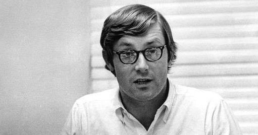 Peter Benchley, gerilim ve macera edebiyatının tanınmış Amerikalı yazarlarından biridir. Denizlerin bilinmeyen dünyasını, insanın doğa karşısındaki savunmasızlığını ve korkunun toplum üzerindeki etkilerini eserlerine taşıyan Benchley, özellikle Jaws romanıyla uluslararası üne kavuşmuştur. 1974 yılında yayımlanan bu kitap, yalnızca çok satan bir roman olmakla kalmamış, 1975 yılında Steven Spielberg tarafından sinemaya uyarlanmasıyla popüler kültürün kalıcı eserlerinden biri hâline gelmiştir.