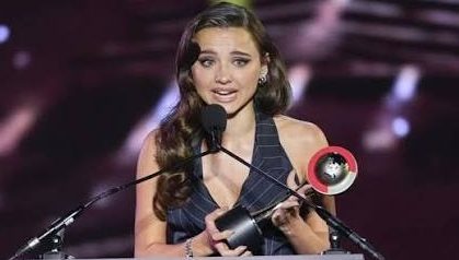 Hollywood'da çocuk yaşta oyunculuğa başlayıp zaman içerisinde farklı türlerdeki yapımlarla kendini gösteren isimlerden biri Madeleine McGraw'dır. Amerikalı oyuncu, sinema filmlerinde üstlendiği rollerin yanı sıra televizyon dizileri ve animasyon projelerinde gerçekleştirdiği seslendirmelerle de tanınmaktadır. Özellikle korku ve gerilim türündeki yapımlarda sergilediği performanslar, onun daha geniş bir izleyici kitlesinin dikkatini çekmesini sağlamıştır.