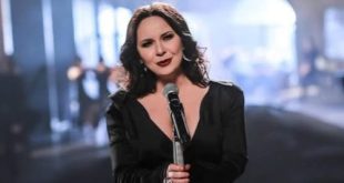 Türk rock müziğinde kendine özgü bir yer edinmek, yalnızca güçlü bir sese sahip olmakla mümkün değildir. Kalıcı bir sanatçı kimliği oluşturmak için özgün şarkılar üretmek, dinleyicilerle duygusal bir bağ kurmak ve yıllar boyunca müzikal çizgiyi korumak da gerekir. Şebnem Ferah, bütün bu özellikleri bir araya getiren ve Türkçe rock müziğin gelişiminde önemli rol oynayan isimlerden biridir. Kendine has vokali, etkileyici sahne duruşu ve içten şarkı sözleriyle tanınan sanatçı, farklı kuşaklardan müzikseverlerin ilgisini çekmeyi başarmıştır.