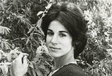 Amerikan sinema ve televizyon dünyasında farklı türlerdeki yapımlarla izleyici karşısına çıkan Kathleen Lloyd, özellikle 1970'li yıllardan itibaren üstlendiği rollerle tanınan oyunculardan biridir. Western filmlerinden korku sinemasına, polisiye dizilerden hukuk dramalarına kadar uzanan kariyeri, onun farklı karakterlere uyum sağlayabilen bir oyuncu olduğunu ortaya koyar. Sinemada Marlon Brando ve Jack Nicholson gibi ünlü isimlerle aynı yapımda yer alması, televizyon dünyasında ise uzun soluklu dizilerde canlandırdığı karakterlerle dikkat çekmesi, Lloyd'un meslek yaşamının öne çıkan özelliklerindendir.