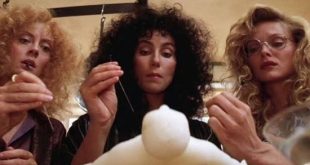 1987 yılında sinemaseverlerle buluşan Kasabanın Cadıları (The Witches of Eastwick), fantastik sinema, kara mizah ve doğaüstü anlatıyı aynı potada eriten özgün yapımlardan biridir. Yönetmenliğini George Miller'ın üstlendiği film, Amerikalı yazar John Updike'ın 1984 tarihli aynı adlı romanından sinemaya uyarlanmıştır. Michael Cristofer'ın senaryosunu yazdığı yapımda Jack Nicholson, Cher, Susan Sarandon, Michelle Pfeiffer ve Veronica Cartwright gibi tanınmış oyuncular yer alır.