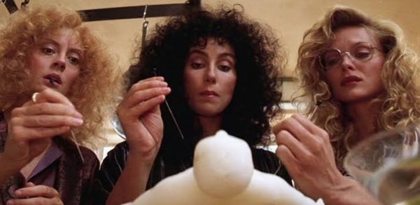 1987 yılında sinemaseverlerle buluşan Kasabanın Cadıları (The Witches of Eastwick), fantastik sinema, kara mizah ve doğaüstü anlatıyı aynı potada eriten özgün yapımlardan biridir. Yönetmenliğini George Miller'ın üstlendiği film, Amerikalı yazar John Updike'ın 1984 tarihli aynı adlı romanından sinemaya uyarlanmıştır. Michael Cristofer'ın senaryosunu yazdığı yapımda Jack Nicholson, Cher, Susan Sarandon, Michelle Pfeiffer ve Veronica Cartwright gibi tanınmış oyuncular yer alır.