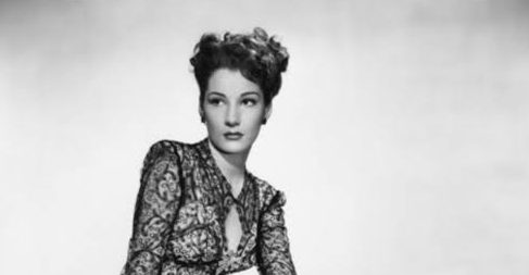 Doris Dowling, 1940'lı yıllardan itibaren sinema, televizyon ve tiyatro alanlarında çalışmalarını sürdüren Amerikalı oyunculardan biridir. Hollywood'un klasik döneminde başladığı kariyerini Avrupa'ya taşıyan sanatçı, özellikle The Lost Weekend, The Blue Dahlia ve İtalyan sinemasının önemli yapımlarından Acı Pirinç (Bitter Rice) ile tanınır. Farklı sinema gelenekleri içinde rol alması, onu yalnızca Amerikan sinema tarihi bakımından değil, uluslararası film kültürü açısından da dikkat çekici bir isim hâline getirir.