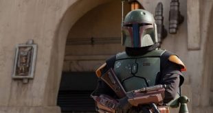 Star Wars evreni, yıllar boyunca yalnızca Jedi ve Sith arasındaki mücadelelerden ibaret olmayan geniş bir hikâye dünyası oluşturdu. Bu evrenin en dikkat çekici karakterlerinden biri ise kuşkusuz Boba Fett oldu. İlk dönemlerde sınırlı ekran süresine rağmen ikonik görünümü, zırhı ve ödül avcısı kimliğiyle büyük bir hayran kitlesi edinen karakter, yıllar sonra kendi dizisinin merkezine taşındı.