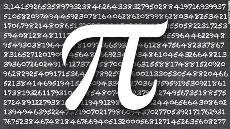 Matematik dünyasının en tanınmış sabitlerinden biri olan pi sayısı, dairelerin geometrisinden uzay araştırmalarına, mühendislik hesaplamalarından bilgisayar teknolojilerine kadar pek çok alanda önemli bir yere sahiptir. Yunanca bir harf olan π ile gösterilen bu sayı, bir çemberin çevresinin çapına oranını ifade eder. Basit bir geometrik ilişkiden doğmasına rağmen sonsuz basamağa sahip olması ve basamaklarının belirli bir döngüyle tekrar etmemesi, pi sayısını matematiğin en ilgi çekici konularından biri hâline getirir.