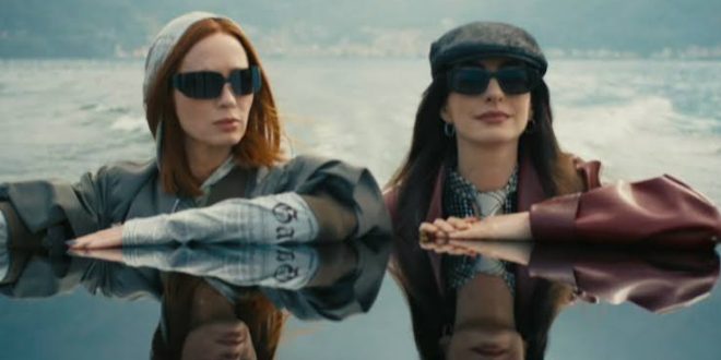 Bazı filmler, izleyiciyi yalnızca anlattıkları hikâyeyle değil, yarattıkları dünya ve unutulmaz karakterleriyle de etkiler. 2006 yapımı Şeytan Marka Giyer (The Devil Wears Prada), moda sektörünün göz alıcı yüzünü beyaz perdeye taşıyan ve bunun arkasındaki rekabeti, çalışma baskısını ve kişisel çatışmaları irdeleyen yapımlar arasında özel bir yere sahiptir. David Frankel'in yönettiği film, ilk bakışta lüks kıyafetlerle, prestijli dergilerle ve gösterişli davetlerle çevrili bir kariyer hikâyesi gibi görünür. Ancak anlatının merkezinde, başarıya ulaşmak isteyen bir insanın kendi değerleriyle ne ölçüde uzlaşabileceği sorusu bulunur.