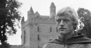 Sinema tarihinde bazı oyuncular, canlandırdıkları karakterlerin ötesine geçerek kendilerine özgü bir iz bırakır. Hollandalı aktör Rutger Hauer, güçlü ekran duruşu, etkileyici bakışları ve farklı türlerdeki yapımlara uyum sağlayan oyunculuğuyla bu isimlerden biridir. Özellikle bilim kurgu sinemasının kült eserleri arasında yer alan Blade Runner filmindeki Roy Batty karakteriyle dünya çapında tanınan Hauer, kariyeri boyunca aksiyondan drama, gerilimden tarihî filmlere kadar geniş bir alanda rol almıştır.