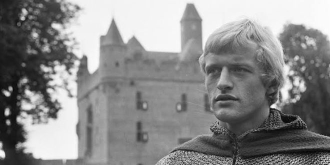 Sinema tarihinde bazı oyuncular, canlandırdıkları karakterlerin ötesine geçerek kendilerine özgü bir iz bırakır. Hollandalı aktör Rutger Hauer, güçlü ekran duruşu, etkileyici bakışları ve farklı türlerdeki yapımlara uyum sağlayan oyunculuğuyla bu isimlerden biridir. Özellikle bilim kurgu sinemasının kült eserleri arasında yer alan Blade Runner filmindeki Roy Batty karakteriyle dünya çapında tanınan Hauer, kariyeri boyunca aksiyondan drama, gerilimden tarihî filmlere kadar geniş bir alanda rol almıştır.