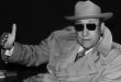 Fransız yönetmen Jean-Pierre Melville, suç filmlerini yalnızca polisiye olaylar ve gangster çatışmaları üzerinden anlatmak yerine insanın yalnızlığı, sadakat anlayışı ve kaderle ilişkisi üzerine kurduğu özgün sinema diliyle tanınır. Gerçek adı Jean-Pierre Grumbach olan sanatçı, özellikle Le Samouraï, Le Cercle Rouge ve Le Doulos gibi filmleriyle dünya sinemasında kalıcı bir yer edinmiştir. Soğuk görsel atmosferi, az diyaloglu anlatımı ve titizlikle tasarlanmış sahneleri, onu klasik suç sineması ile modern Avrupa sineması arasında önemli bir konuma taşımıştır.