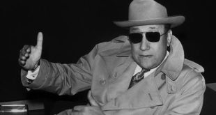 Fransız yönetmen Jean-Pierre Melville, suç filmlerini yalnızca polisiye olaylar ve gangster çatışmaları üzerinden anlatmak yerine insanın yalnızlığı, sadakat anlayışı ve kaderle ilişkisi üzerine kurduğu özgün sinema diliyle tanınır. Gerçek adı Jean-Pierre Grumbach olan sanatçı, özellikle Le Samouraï, Le Cercle Rouge ve Le Doulos gibi filmleriyle dünya sinemasında kalıcı bir yer edinmiştir. Soğuk görsel atmosferi, az diyaloglu anlatımı ve titizlikle tasarlanmış sahneleri, onu klasik suç sineması ile modern Avrupa sineması arasında önemli bir konuma taşımıştır.