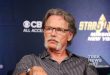 Hollywood'da bazı oyuncular vardır; isimleri tek başına bir yapımın pazarlama yüzü olmasa da canlandırdıkları karakterlerle hafızalarda kalırlar. Bruce Greenwood da bu oyunculardan biridir. Kanada'dan çıkan sanatçı, onlarca yıla yayılan kariyerinde sinema, televizyon, tiyatro ve seslendirme alanlarında çalışarak oldukça geniş bir filmografi oluşturmuştur.