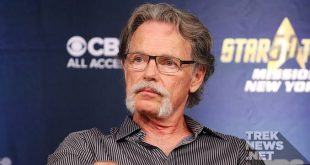 Hollywood'da bazı oyuncular vardır; isimleri tek başına bir yapımın pazarlama yüzü olmasa da canlandırdıkları karakterlerle hafızalarda kalırlar. Bruce Greenwood da bu oyunculardan biridir. Kanada'dan çıkan sanatçı, onlarca yıla yayılan kariyerinde sinema, televizyon, tiyatro ve seslendirme alanlarında çalışarak oldukça geniş bir filmografi oluşturmuştur.