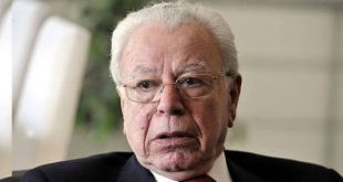 Türkiye'nin yakın siyasi tarihini anlamaya çalışırken yalnızca siyasetçilerin açıklamalarına ve kamuoyuna yansıyan olaylara bakmak yeterli değildir. Devletlerin kararları, ekonomik çıkarlar, güvenlik politikaları ve uluslararası ilişkiler de tarihsel gelişmelerin şekillenmesinde önemli rol oynar. Mahir Kaynak, bu unsurları birlikte değerlendirmeye çalışan, akademisyen kimliğiyle istihbarat deneyimini bir araya getiren ve yazılarıyla uzun yıllar tartışılan isimlerden biridir.