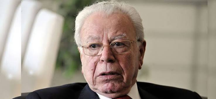 Türkiye'nin yakın siyasi tarihini anlamaya çalışırken yalnızca siyasetçilerin açıklamalarına ve kamuoyuna yansıyan olaylara bakmak yeterli değildir. Devletlerin kararları, ekonomik çıkarlar, güvenlik politikaları ve uluslararası ilişkiler de tarihsel gelişmelerin şekillenmesinde önemli rol oynar. Mahir Kaynak, bu unsurları birlikte değerlendirmeye çalışan, akademisyen kimliğiyle istihbarat deneyimini bir araya getiren ve yazılarıyla uzun yıllar tartışılan isimlerden biridir.