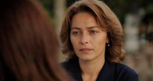 Türk televizyonlarında bazı diziler vardır ki final yapmalarının üzerinden yıllar geçse bile izleyicilerin hafızasındaki yerini korur. Öyle Bir Geçer Zaman ki, bu yapımların başında gelen, aile ilişkilerini, toplumsal değişimi ve insan hayatındaki kırılma noktalarını etkileyici bir dramatik anlatımla buluşturan özel bir televizyon projesidir. İlk kez 2010 yılında Kanal D ekranlarında yayımlanan dizi, üç sezon boyunca sürdürdüğü hikâyesiyle geniş bir izleyici kitlesinin ilgisini çekmiştir. D Productions tarafından hazırlanan yapım, yalnızca aile içindeki sorunları anlatmakla yetinmeyerek Türkiye'nin yakın geçmişine, kuşaklar arasındaki farklılıklara ve değişen toplumsal değerlere de odaklanmıştır.