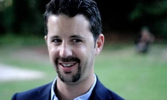 Amerikalı oyuncu ve komedi yazarı Chris Romano, televizyon dünyasında özellikle Blue Mountain State dizisindeki Sammy Cacciatore karakteriyle tanınan çok yönlü bir sanatçıdır. Oyunculuğun yanı sıra senaristlik ve yapımcılık alanlarında da çalışmalar gerçekleştiren Romano, kariyerini yalnızca kamera önünde yer alarak değil, projelerin yaratıcı süreçlerine katkıda bulunarak şekillendirmiştir.