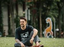 Hollywood'da bazı oyuncular, geniş kitlelerin hafızasında uzun filmografilerle değil, kült yapımlarda aldıkları kısa rollerle yer edinir. Max Chernov da bu isimlerden biridir. Özellikle J.J. Abrams imzalı Star Trek (2009) ve devam filmi Star Trek Into Darkness (2013) ile adını bilimkurgu sinemasıyla ilişkilendiren Chernov, kariyerini yalnızca oyunculukla sınırlamayan bir sinema çalışanı olarak dikkat çeker.