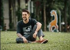 Hollywood'da bazı oyuncular, geniş kitlelerin hafızasında uzun filmografilerle değil, kült yapımlarda aldıkları kısa rollerle yer edinir. Max Chernov da bu isimlerden biridir. Özellikle J.J. Abrams imzalı Star Trek (2009) ve devam filmi Star Trek Into Darkness (2013) ile adını bilimkurgu sinemasıyla ilişkilendiren Chernov, kariyerini yalnızca oyunculukla sınırlamayan bir sinema çalışanı olarak dikkat çeker.