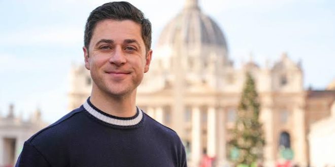 Televizyon dünyasında çocuk yaşta tanınan ve yıllar içinde farklı alanlara yönelen oyuncular arasında David Henrie dikkat çeken isimlerden biridir. Özellikle Disney Channel ekranlarında yayınlanan Wizards of Waverly Place dizisindeki Justin Russo karakteriyle geniş bir hayran kitlesine ulaşan Amerikalı oyuncu, kariyerini yalnızca oyunculukla sınırlı tutmadı. Henrie; sinema oyunculuğu, yönetmenlik, senaristlik ve yapımcılık alanlarında da çalışmalar gerçekleştirdi.