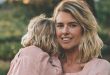 Amerikalı oyuncu Sarah Wright, televizyon dizilerindeki komedi ağırlıklı rolleri ve sinema projelerindeki yardımcı karakterleriyle tanınan isimlerden biridir. 28 Eylül 1983 tarihinde Louisville, Kentucky'de doğan Wright, oyunculuğa geçmeden önce modellik yaparak kamera karşısında deneyim kazandı. Kariyerinin ilerleyen dönemlerinde televizyon ve sinemada farklı türlerde yapımlarda yer alan oyuncu, özellikle Parks and Recreation, Marry Me, The Loop, 7th Heaven ve Quintuplets gibi dizilerle dikkat çekti.