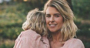 Amerikalı oyuncu Sarah Wright, televizyon dizilerindeki komedi ağırlıklı rolleri ve sinema projelerindeki yardımcı karakterleriyle tanınan isimlerden biridir. 28 Eylül 1983 tarihinde Louisville, Kentucky'de doğan Wright, oyunculuğa geçmeden önce modellik yaparak kamera karşısında deneyim kazandı. Kariyerinin ilerleyen dönemlerinde televizyon ve sinemada farklı türlerde yapımlarda yer alan oyuncu, özellikle Parks and Recreation, Marry Me, The Loop, 7th Heaven ve Quintuplets gibi dizilerle dikkat çekti.