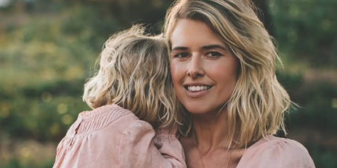 Amerikalı oyuncu Sarah Wright, televizyon dizilerindeki komedi ağırlıklı rolleri ve sinema projelerindeki yardımcı karakterleriyle tanınan isimlerden biridir. 28 Eylül 1983 tarihinde Louisville, Kentucky'de doğan Wright, oyunculuğa geçmeden önce modellik yaparak kamera karşısında deneyim kazandı. Kariyerinin ilerleyen dönemlerinde televizyon ve sinemada farklı türlerde yapımlarda yer alan oyuncu, özellikle Parks and Recreation, Marry Me, The Loop, 7th Heaven ve Quintuplets gibi dizilerle dikkat çekti.
