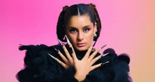 Türk pop müziğinde enerjik sahne performansı, dansları ve farklı müzik türlerini bir araya getiren yorumuyla dikkat çeken Atiye, 2000'li yılların ortalarından itibaren müzik dünyasında kendine özgü bir yer edinmeyi başaran sanatçılardan biridir. Şarkıcılığının yanı sıra söz yazarı kimliğiyle de öne çıkan sanatçı, Türkçe ve İngilizce eserleri, elektronik altyapıları, pop melodileri ve dans odaklı sahne anlayışıyla dönemin pop müzik atmosferine farklı bir soluk getirdi.