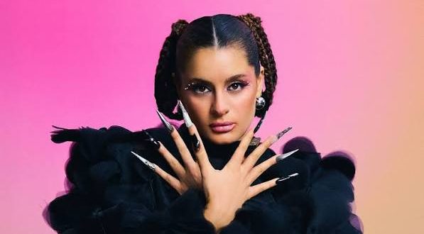 Türk pop müziğinde enerjik sahne performansı, dansları ve farklı müzik türlerini bir araya getiren yorumuyla dikkat çeken Atiye, 2000'li yılların ortalarından itibaren müzik dünyasında kendine özgü bir yer edinmeyi başaran sanatçılardan biridir. Şarkıcılığının yanı sıra söz yazarı kimliğiyle de öne çıkan sanatçı, Türkçe ve İngilizce eserleri, elektronik altyapıları, pop melodileri ve dans odaklı sahne anlayışıyla dönemin pop müzik atmosferine farklı bir soluk getirdi.