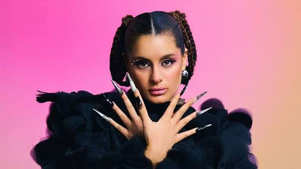 Türk pop müziğinde enerjik sahne performansı, dansları ve farklı müzik türlerini bir araya getiren yorumuyla dikkat çeken Atiye, 2000'li yılların ortalarından itibaren müzik dünyasında kendine özgü bir yer edinmeyi başaran sanatçılardan biridir. Şarkıcılığının yanı sıra söz yazarı kimliğiyle de öne çıkan sanatçı, Türkçe ve İngilizce eserleri, elektronik altyapıları, pop melodileri ve dans odaklı sahne anlayışıyla dönemin pop müzik atmosferine farklı bir soluk getirdi.