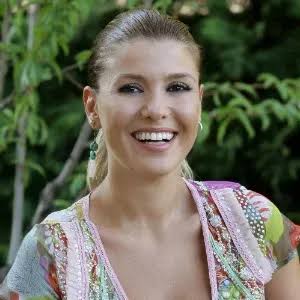 Türk sanat dünyasında uzun yıllar boyunca hem müzik hem de televizyon alanında varlık gösteren Gülben Ergen, kariyerini tek bir sanat dalıyla sınırlamayan isimlerden biridir. Oyunculukla başlayan profesyonel yolculuğunu sahne çalışmalarıyla geliştiren Ergen, özellikle 2000'li yıllarda yayımladığı albümlerle Türk pop müziğinin öne çıkan kadın sanatçılarından biri haline gelmiştir. Televizyon programları, diziler, sinema filmleri ve sosyal sorumluluk projeleri de sanatçının kariyerinin farklı aşamalarını oluşturmuştur.