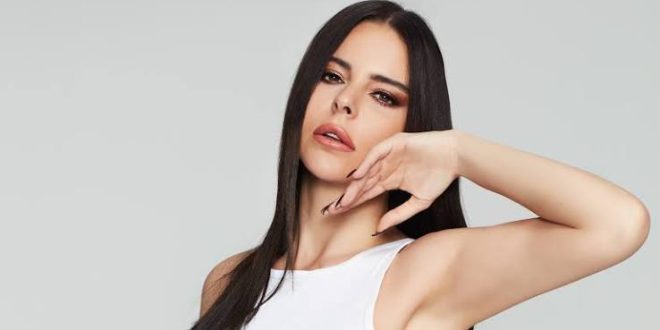 Türkçe pop müziğinde kendine özgü bir ses ve yorum geliştiren Simge Sağın, özellikle 2010’lu yıllarda yayımladığı hit parçalarla geniş bir dinleyici kitlesinin dikkatini çekmiştir. Hareketli melodileri, modern aranjmanları ve duygusal şarkılardaki yorum gücüyle tanınan sanatçı, pop müziğin değişen dinamiklerine uyum sağlayarak kariyerini uzun yıllara yaymayı başarmıştır. “Miş Miş”, “Yankı”, “Üzülmedin mi?”, “Öpücem” ve “Aşkın Olayım” gibi eserler, onun müzikal yolculuğunun en bilinen durakları arasında yer alır.