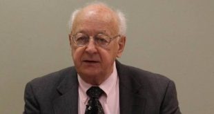 Ekonomide bazı sorular ilk bakışta son derece basit görünür: Bir kaynak kime aittir? İnsanlar neden bir şirket kurar? Bazı firmalar neden rakiplerinden daha büyük hale gelir? Devlet hangi durumlarda piyasaya müdahale etmelidir? Bu soruların her biri farklı bir alanın konusu gibi görünse de Amerikalı ekonomist Harold Demsetz, çalışmalarında bu meseleleri aynı ekonomik çerçeve içinde ele aldı.