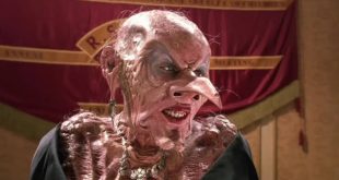 2020 yapımı Cadılar (The Witches), çocuk edebiyatının en tanınmış yazarlarından Roald Dahl’ın aynı adlı eserinden uyarlanan, fantastik öğeleri komedi ve macerayla bir araya getiren bir filmdir. Robert Zemeckis’in yönetmen koltuğunda oturduğu yapım, izleyicileri sıradan insanların arasında gizlenen cadıların dünyasına götürürken çocukluk korkularını, cesareti ve dayanışmayı da hikâyesinin merkezine yerleştirir. Fantastik sinemanın görsel olanaklarından yararlanan film, özellikle sıra dışı karakter tasarımları ve büyülü atmosferiyle dikkat çeker.