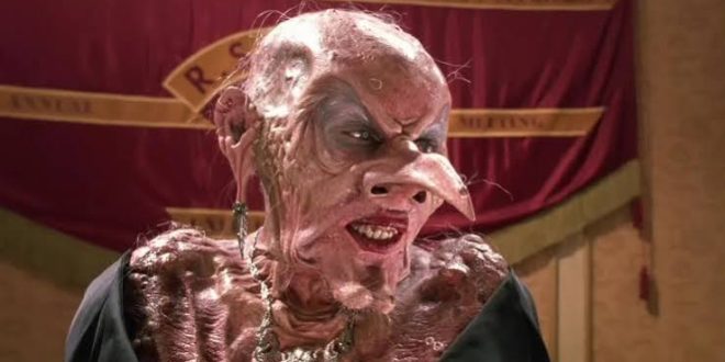 2020 yapımı Cadılar (The Witches), çocuk edebiyatının en tanınmış yazarlarından Roald Dahl’ın aynı adlı eserinden uyarlanan, fantastik öğeleri komedi ve macerayla bir araya getiren bir filmdir. Robert Zemeckis’in yönetmen koltuğunda oturduğu yapım, izleyicileri sıradan insanların arasında gizlenen cadıların dünyasına götürürken çocukluk korkularını, cesareti ve dayanışmayı da hikâyesinin merkezine yerleştirir. Fantastik sinemanın görsel olanaklarından yararlanan film, özellikle sıra dışı karakter tasarımları ve büyülü atmosferiyle dikkat çeker.