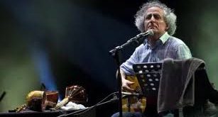 İran’ın geleneksel müzik mirasını çağdaş seslerle buluşturan Mohsen Namjoo, kendine özgü vokal tekniği, sıra dışı besteleri ve şiirle kurduğu güçlü bağ sayesinde modern İran müziğinin dikkat çeken isimlerinden biri hâline gelmiştir. Türkçede Muhsin Nâmcû olarak da anılan sanatçı; şarkıcı, besteci, söz yazarı, enstrüman icracısı ve yazar kimlikleriyle tanınır. Geleneksel Fars müziğinden rock ve blues’a, cazdan deneysel müziğe kadar uzanan geniş bir alanda üretim yapan Namjoo, farklı kültürlerin müzikal özelliklerini bir araya getirerek alışılmışın dışında bir anlatım dili geliştirmiştir.