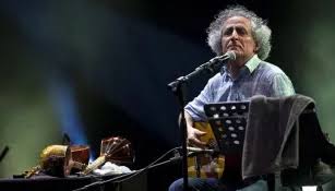 İran’ın geleneksel müzik mirasını çağdaş seslerle buluşturan Mohsen Namjoo, kendine özgü vokal tekniği, sıra dışı besteleri ve şiirle kurduğu güçlü bağ sayesinde modern İran müziğinin dikkat çeken isimlerinden biri hâline gelmiştir. Türkçede Muhsin Nâmcû olarak da anılan sanatçı; şarkıcı, besteci, söz yazarı, enstrüman icracısı ve yazar kimlikleriyle tanınır. Geleneksel Fars müziğinden rock ve blues’a, cazdan deneysel müziğe kadar uzanan geniş bir alanda üretim yapan Namjoo, farklı kültürlerin müzikal özelliklerini bir araya getirerek alışılmışın dışında bir anlatım dili geliştirmiştir.