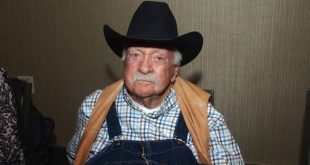 Hollywood'un kendine özgü karakter oyuncularından Wilford Brimley, sinema ve televizyon dünyasında uzun yıllar boyunca farklı rollerde izleyici karşısına çıkan Amerikalı aktör ve şarkıcıdır. Beyaz bıyığı, güçlü yüz hatları, tok sesi ve kendine has konuşma tarzıyla kolayca tanınan sanatçı, özellikle 1980'li yıllarda rol aldığı yapımlarla geniş bir hayran kitlesine ulaşmıştır. Cocoon, The Thing, The Natural ve The Firm gibi filmlerdeki performansları, onun sinema tarihindeki yerini sağlamlaştırmıştır.