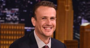 Hollywood'da özellikle komedi ve romantik komedi türündeki performanslarıyla tanınan Jason Segel, oyunculuğun yanı sıra senaristlik ve yapımcılık alanlarında da üretim yapan çok yönlü bir sanatçıdır. Televizyon izleyicisinin onu yakından tanımasını sağlayan yapım How I Met Your Mother olurken, sinema kariyerinde Forgetting Sarah Marshall, I Love You, Man, The Muppets ve The Five-Year Engagement gibi filmler öne çıkar. Kariyerinin ilerleyen döneminde ise daha dramatik karakterlere yönelerek oyunculuk repertuvarını genişletmiştir.