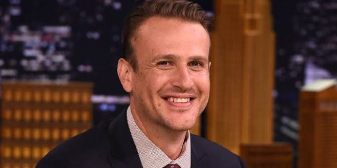 Hollywood'da özellikle komedi ve romantik komedi türündeki performanslarıyla tanınan Jason Segel, oyunculuğun yanı sıra senaristlik ve yapımcılık alanlarında da üretim yapan çok yönlü bir sanatçıdır. Televizyon izleyicisinin onu yakından tanımasını sağlayan yapım How I Met Your Mother olurken, sinema kariyerinde Forgetting Sarah Marshall, I Love You, Man, The Muppets ve The Five-Year Engagement gibi filmler öne çıkar. Kariyerinin ilerleyen döneminde ise daha dramatik karakterlere yönelerek oyunculuk repertuvarını genişletmiştir.
