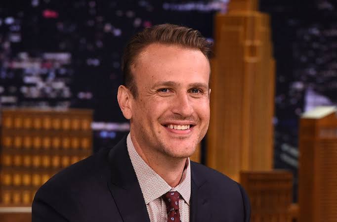 Hollywood'da özellikle komedi ve romantik komedi türündeki performanslarıyla tanınan Jason Segel, oyunculuğun yanı sıra senaristlik ve yapımcılık alanlarında da üretim yapan çok yönlü bir sanatçıdır. Televizyon izleyicisinin onu yakından tanımasını sağlayan yapım How I Met Your Mother olurken, sinema kariyerinde Forgetting Sarah Marshall, I Love You, Man, The Muppets ve The Five-Year Engagement gibi filmler öne çıkar. Kariyerinin ilerleyen döneminde ise daha dramatik karakterlere yönelerek oyunculuk repertuvarını genişletmiştir.